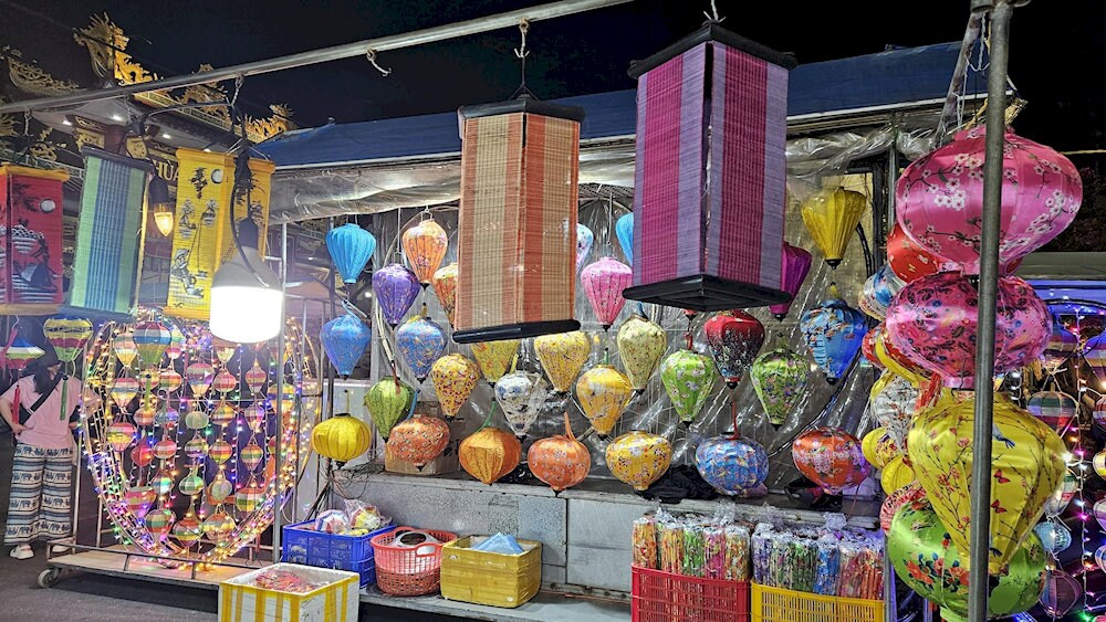 Bạn có thể tranh thủ chụp ảnh tại các cửa hàng bán đèn lồng đầy màu sắc ở chợ đêm